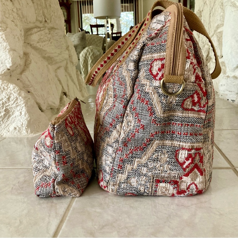 NWOT America and Beyond” tapestry tote bag and matching accessory bag - Picture 8 of 15